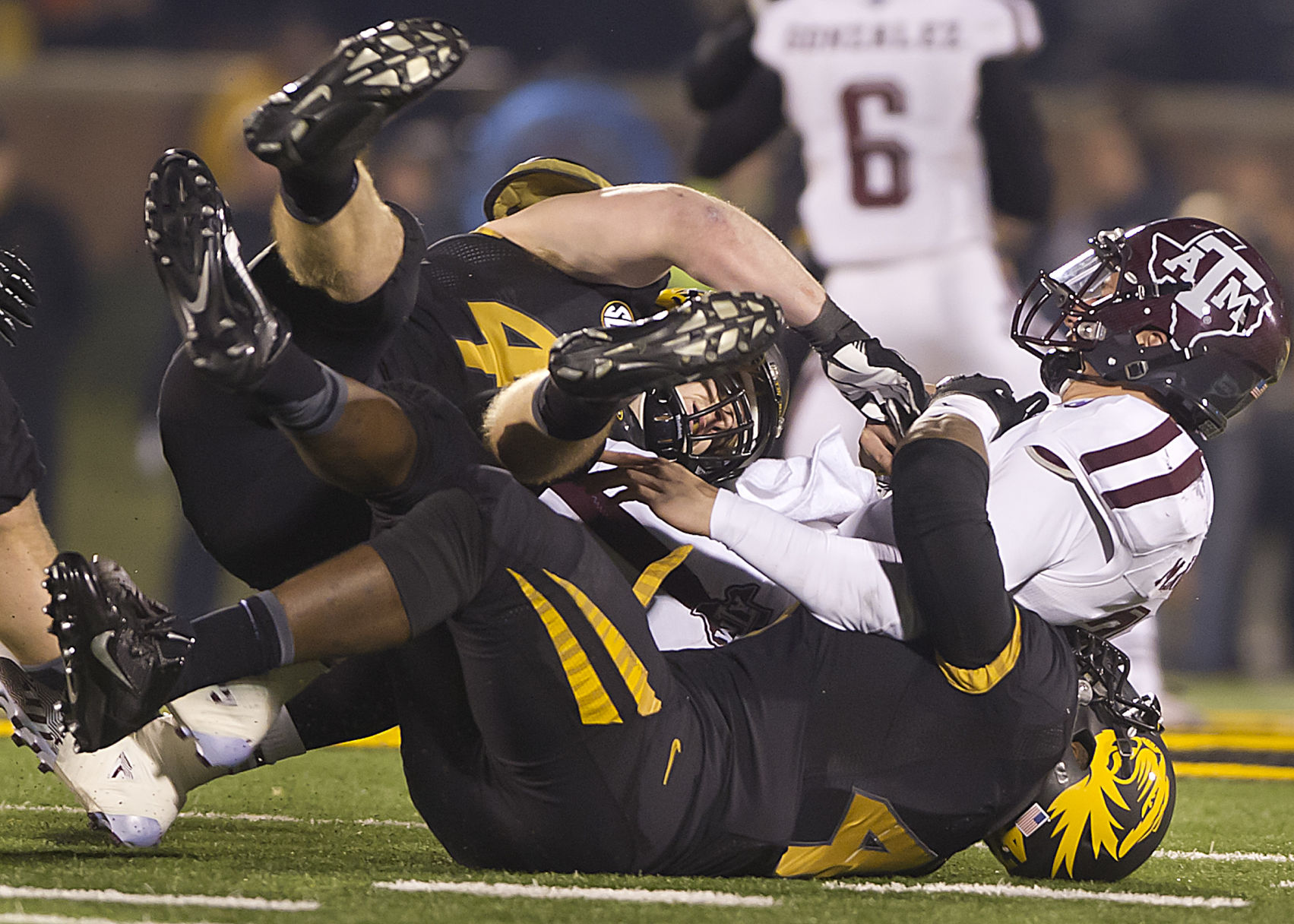 Missouri holds off Aggies 28-21